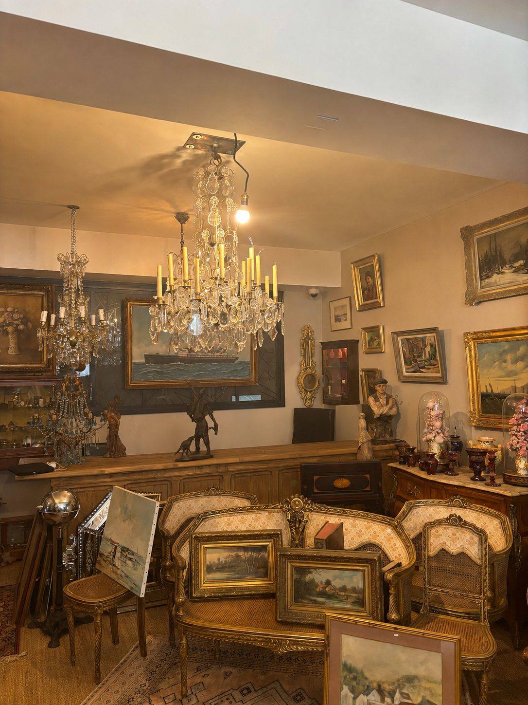 Intérieur de la boutique Vire et son Grenier, antiquités, lustres et mobilier ancien