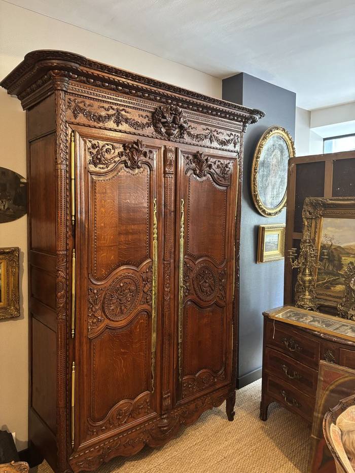 Armoire normande sculptée en vente à la boutique