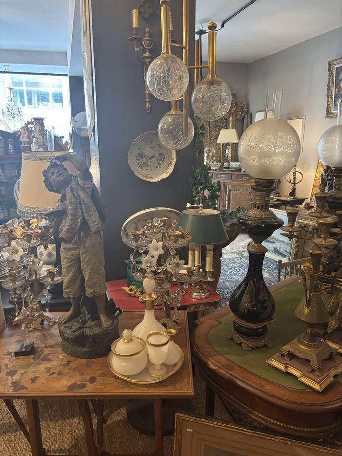 Luminaires anciens et objets de collection exposés en boutique