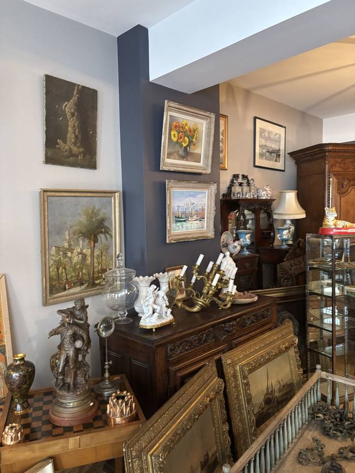 Tableaux, bronzes et mobilier ancien en vitrine