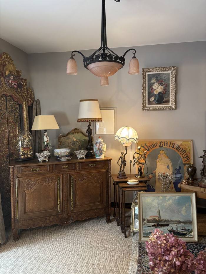 Buffet normand ancien et objets décoratifs
