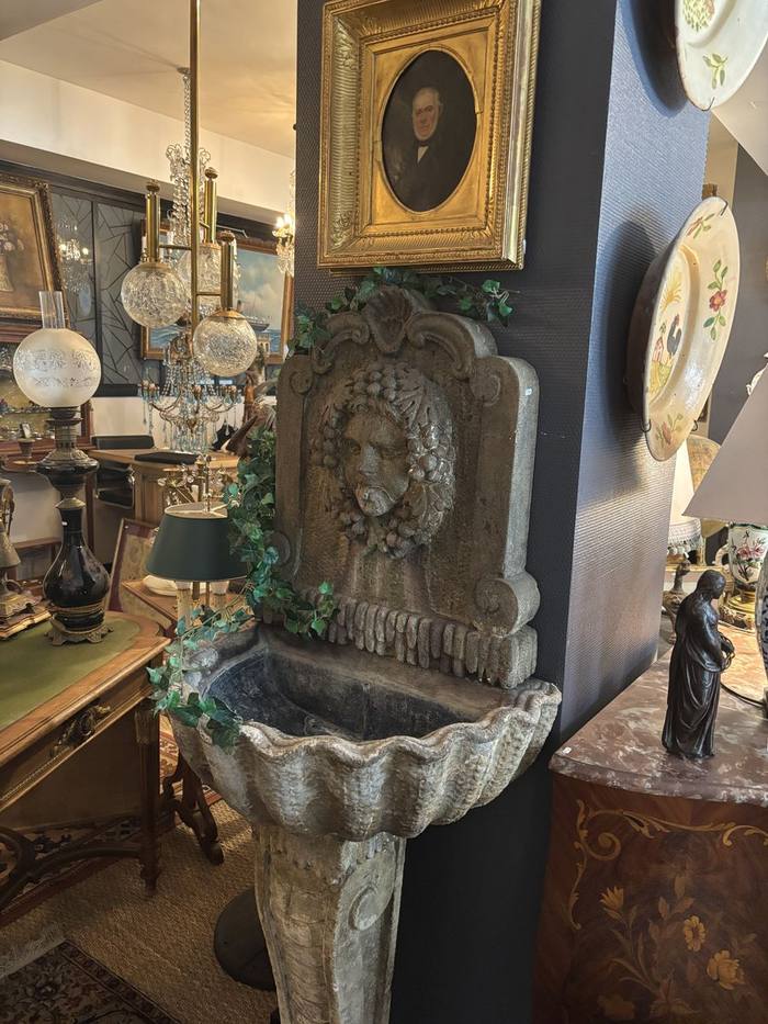 Fontaine en pierre sculptée exposée à la boutique